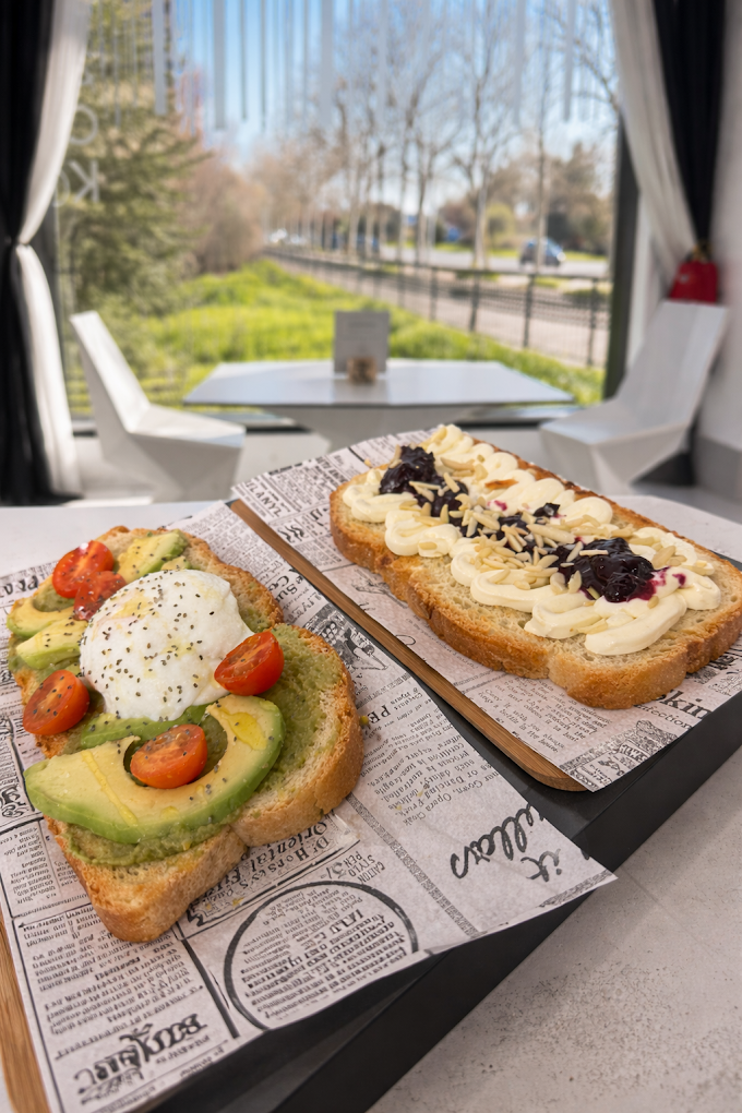Tostadas de aguacate con huevo pochado y tostada de crema pastelera — Black&White Vitoria-Gasteiz