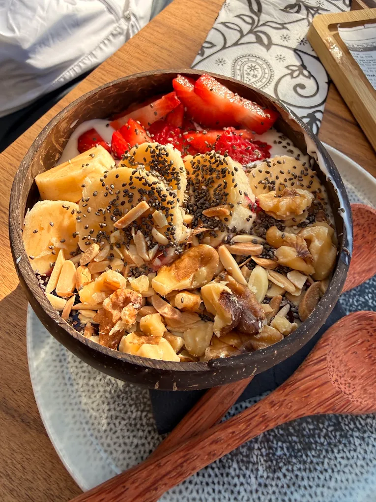Bowl de açai con plátano, fresas y frutos secos — brunch en Zabalgana